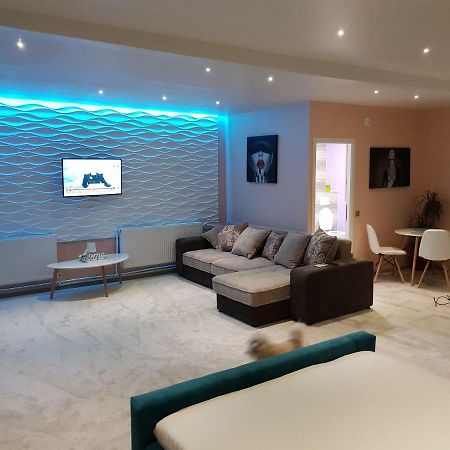 Art Boutique Central Târgu Jiu Екстериор снимка